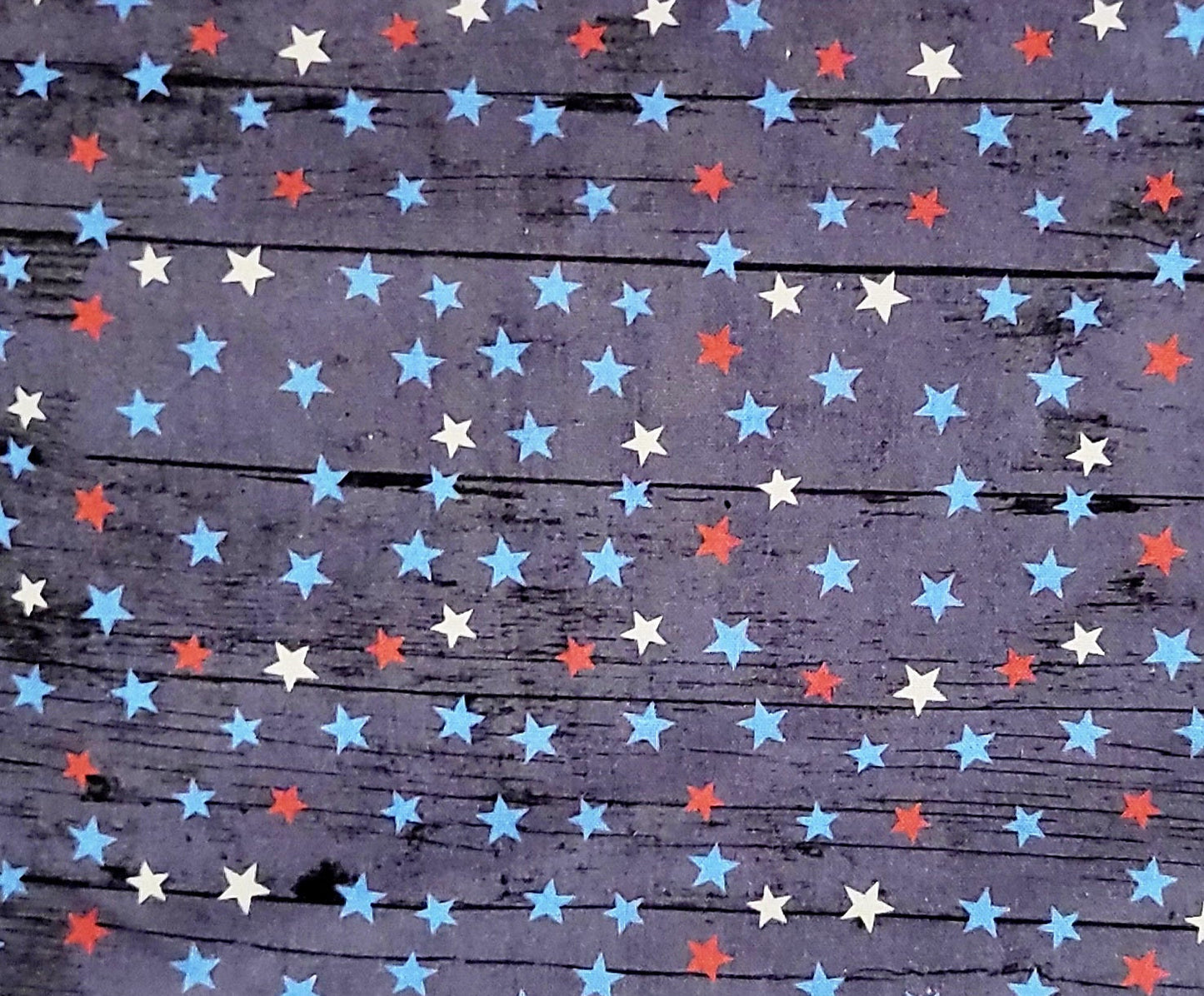 Bandana con estrellas rojas y blancas sobre madera azul