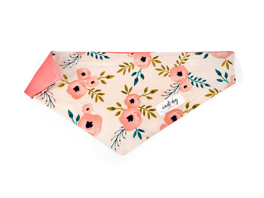 Bandana pour chien Charleston Blush Floral Tea Rose à enfiler par le collier