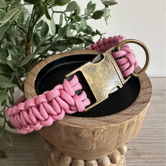 Collier pour chien fait main avec tresse cobra à rayures roses et blanches