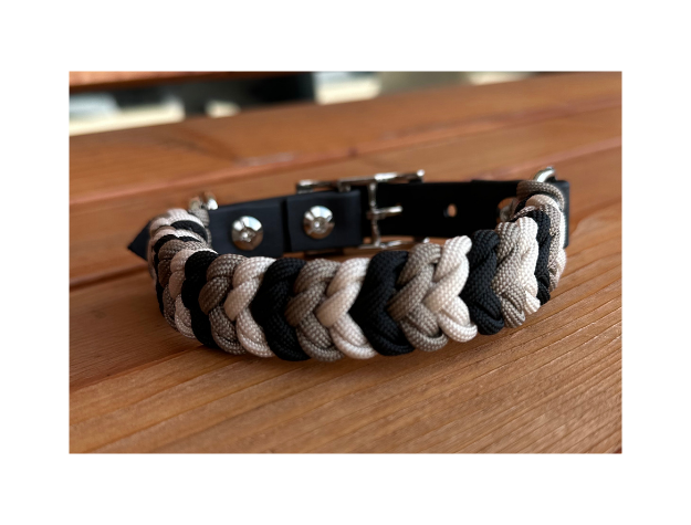 Collar para perro trenzado a mano con dije en espiral en negro, tostado y crema