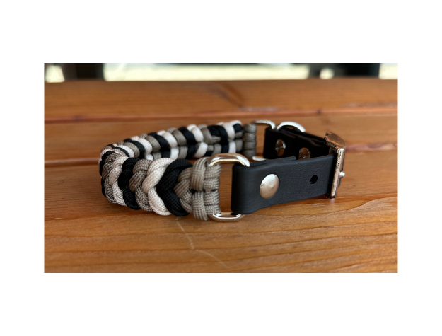 Collar para perro trenzado a mano con dije en espiral en negro, tostado y crema