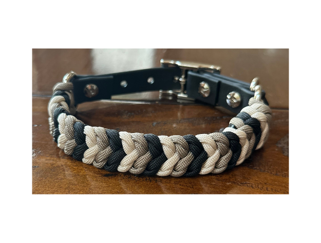 Collar para perro trenzado a mano con dije en espiral en negro, tostado y crema