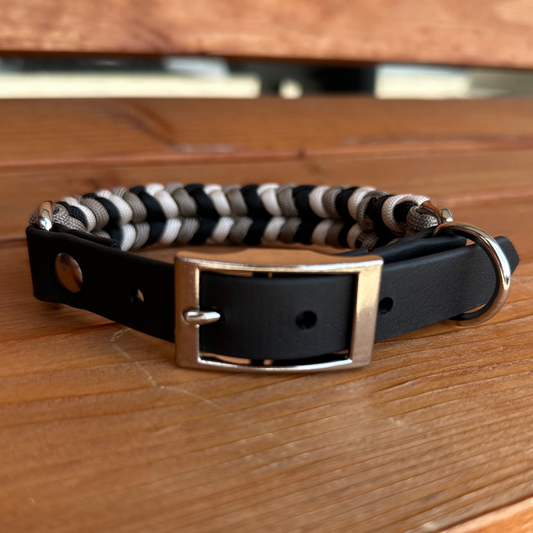 Collier pour chien tressé à la main avec breloque enroulée, disponible en noir, beige et crème.