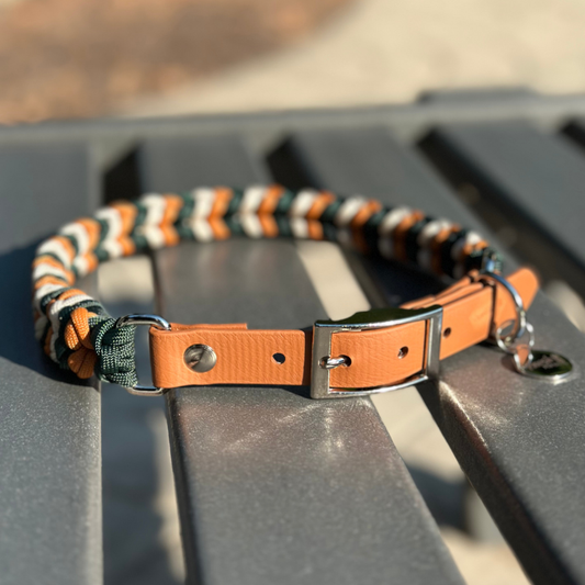 Collier pour chien tressé à la main avec breloque enroulée, coloris vert chasseur, moutarde et crème.