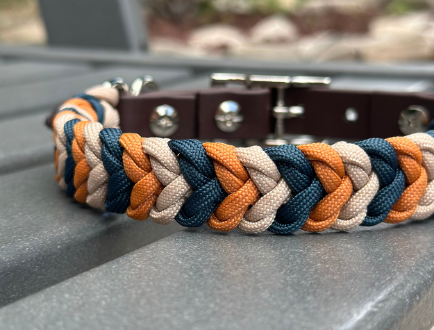 Collar para perro trenzado a mano con dije en espiral en mostaza, azul marino y tostado claro