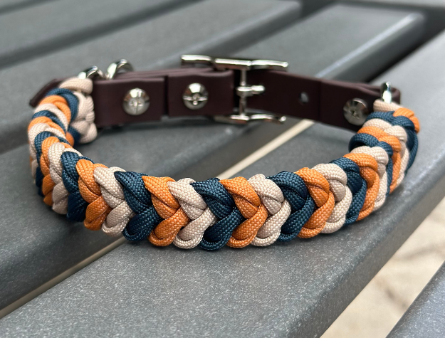 Collar para perro trenzado a mano con dije en espiral en mostaza, azul marino y tostado claro