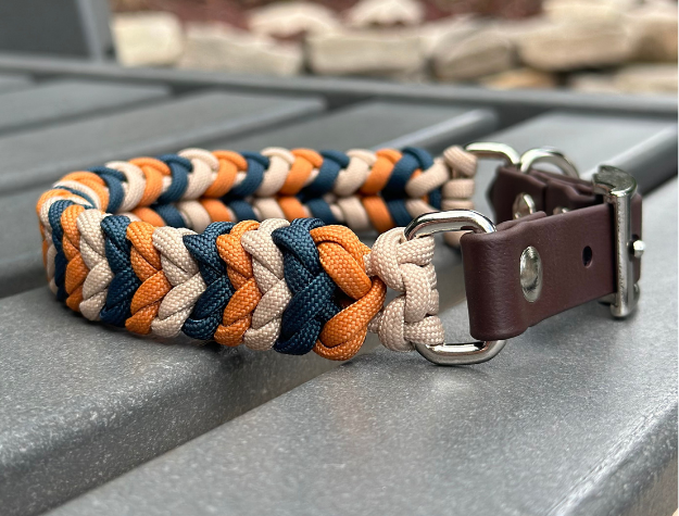 Collar para perro trenzado a mano con dije en espiral en mostaza, azul marino y tostado claro