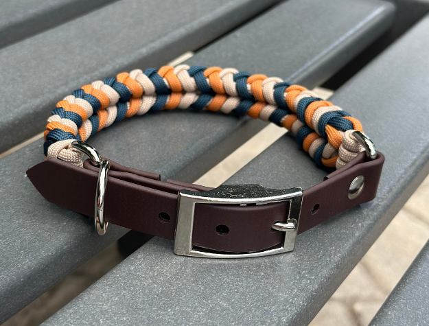 Collar para perro trenzado a mano con dije en espiral en mostaza, azul marino y tostado claro