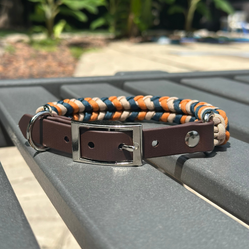 Collar para perro trenzado a mano con dije en espiral en mostaza, azul marino y tostado claro