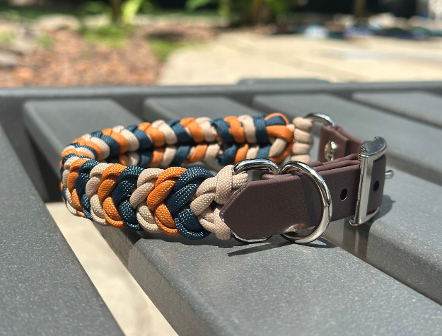 Collar para perro trenzado a mano con dije en espiral en mostaza, azul marino y tostado claro