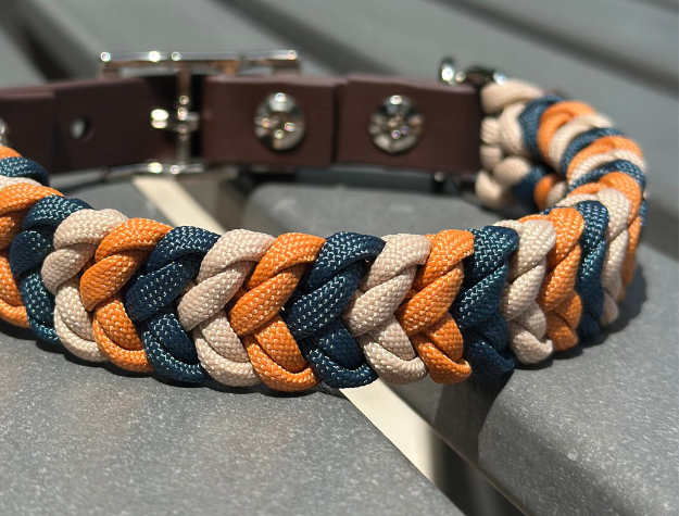 Collar para perro trenzado a mano con dije en espiral en mostaza, azul marino y tostado claro