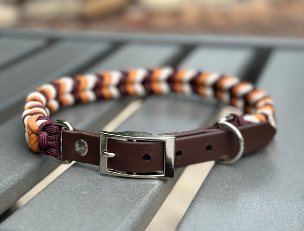 Collar para perro trenzado a mano con dije en espiral en mostaza, burdeos y crema