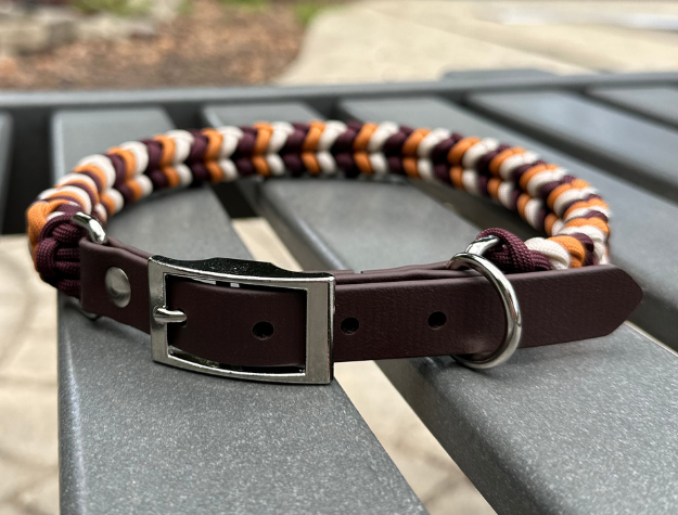 Collar para perro trenzado a mano con dije en espiral en mostaza, burdeos y crema
