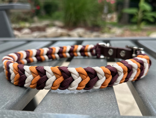 Collar para perro trenzado a mano con dije en espiral en mostaza, burdeos y crema