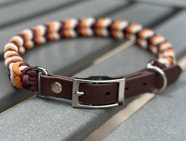 Collar para perro trenzado a mano con dije en espiral en mostaza, burdeos y crema