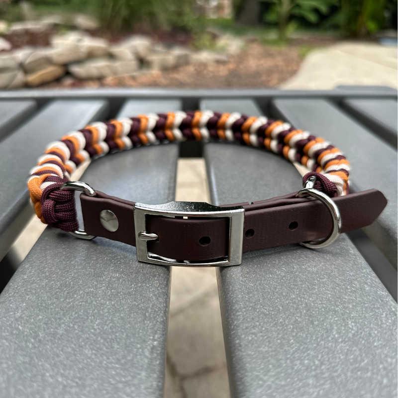 Collar para perro trenzado a mano con dije en espiral en mostaza, burdeos y crema