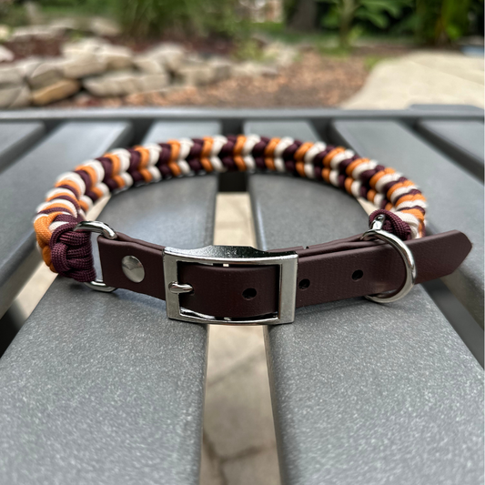 Collier pour chien tressé à la main avec breloque enroulée, coloris moutarde, bordeaux et crème.
