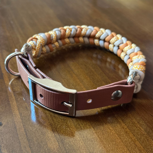 Collier pour chien tressé à la main avec breloque enroulée, coloris moutarde, jaune d'or et beige clair