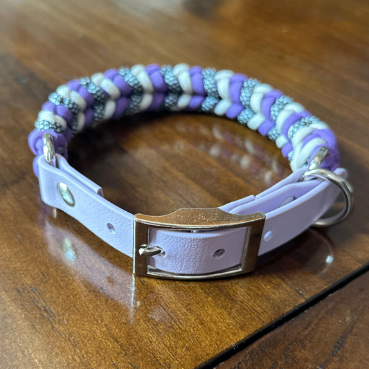 Collier pour chien tressé à la main avec breloque enroulée, coloris lilas, crème et diamants argentés