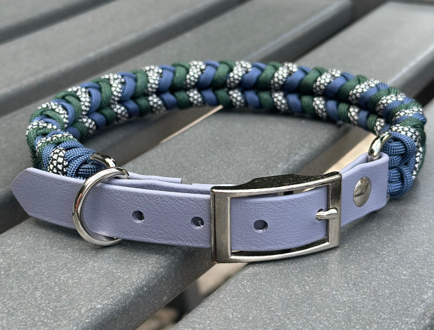 Collier pour chien tressé à la main avec breloque enroulée, coloris marine, vert émeraude et diamants argentés