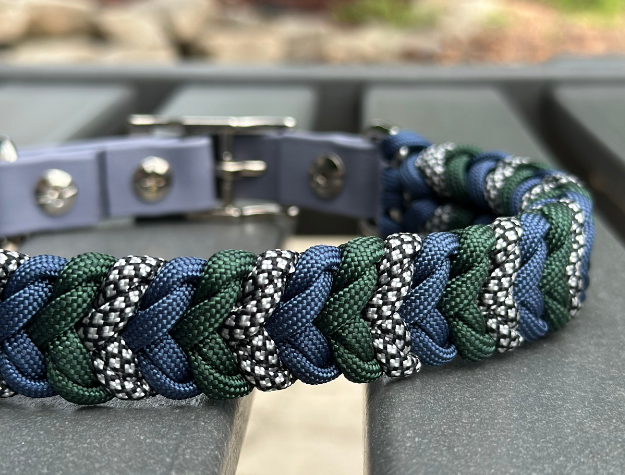 Collier pour chien tressé à la main avec breloque enroulée, coloris marine, vert émeraude et diamants argentés