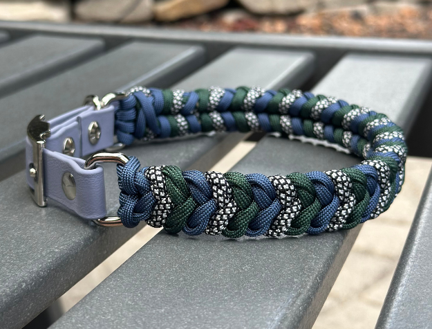Collier pour chien tressé à la main avec breloque enroulée, coloris marine, vert émeraude et diamants argentés