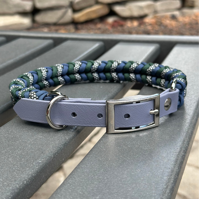 Collier pour chien tressé à la main avec breloque enroulée, coloris marine, vert émeraude et diamants argentés