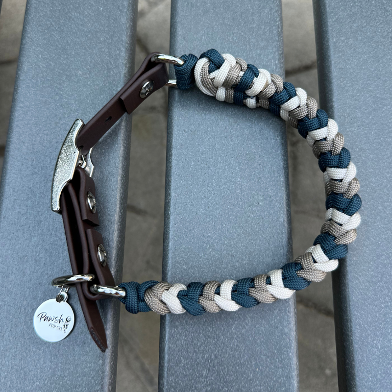Collar para perro trenzado a mano con dije en espiral en azul marino, tostado y crema