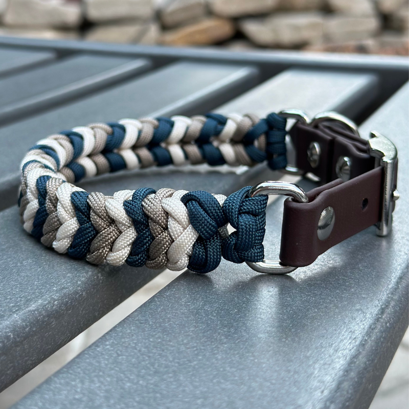 Collar para perro trenzado a mano con dije en espiral en azul marino, tostado y crema