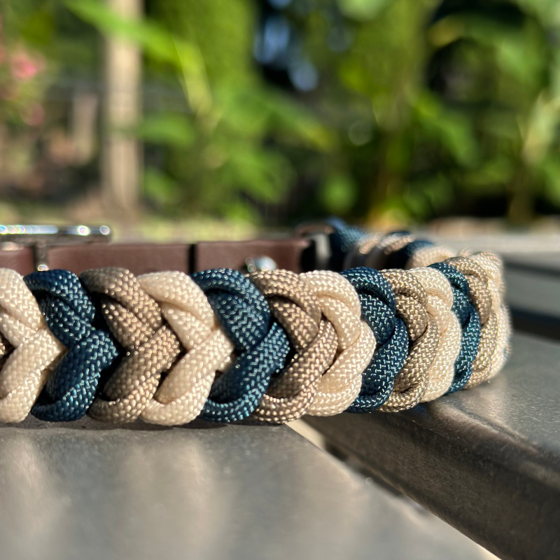Collar para perro trenzado a mano con dije en espiral en azul marino, tostado y crema