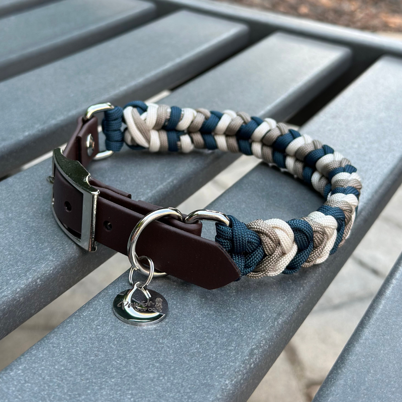 Collar para perro trenzado a mano con dije en espiral en azul marino, tostado y crema