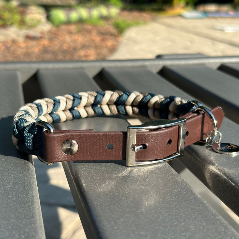 Collar para perro trenzado a mano con dije en espiral en azul marino, tostado y crema