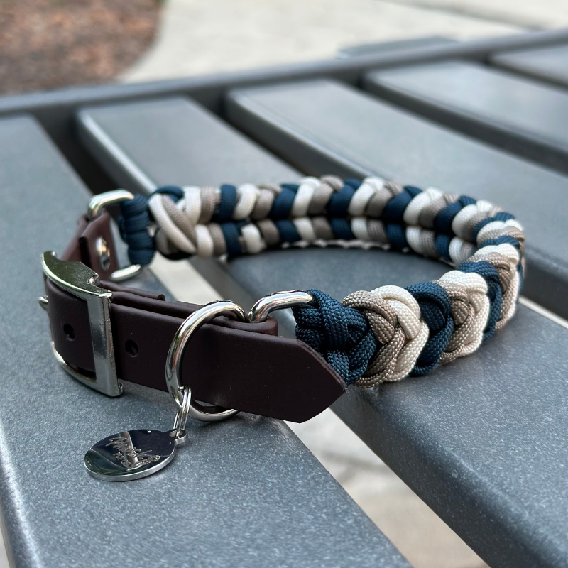 Collar para perro trenzado a mano con dije en espiral en azul marino, tostado y crema