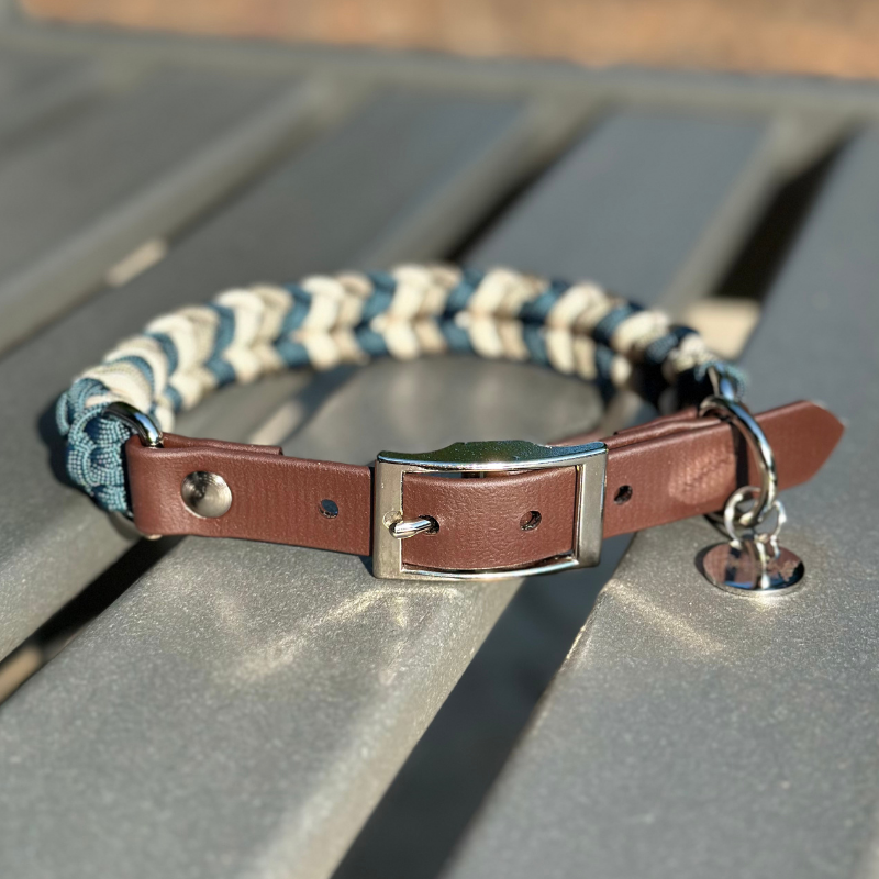 Collar para perro trenzado a mano con dije en espiral en azul marino, tostado y crema