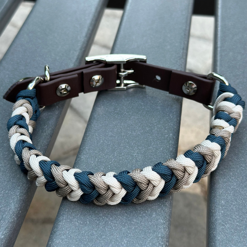 Collar para perro trenzado a mano con dije en espiral en azul marino, tostado y crema