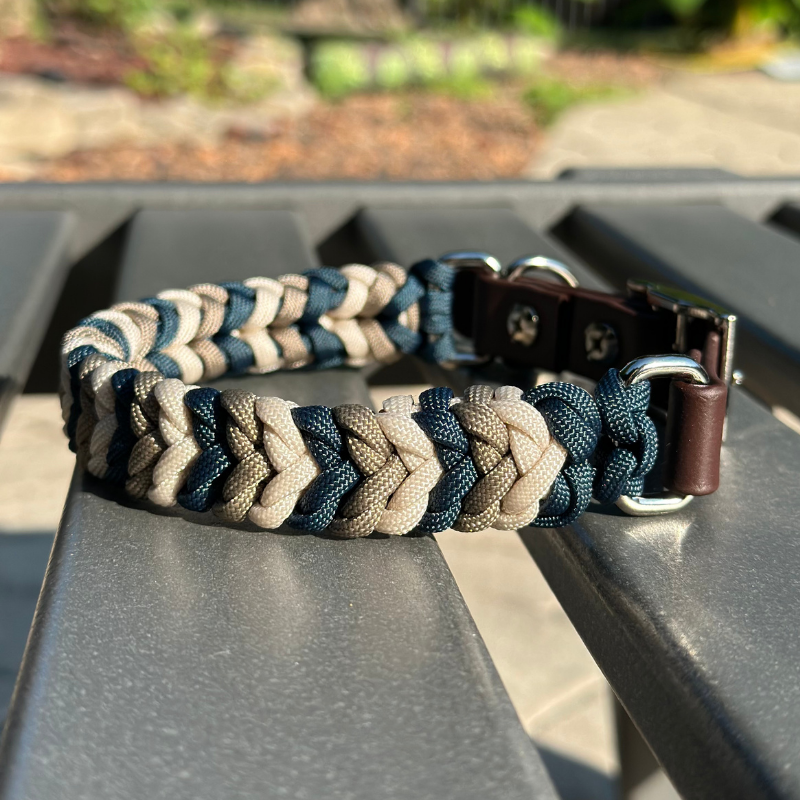 Collar para perro trenzado a mano con dije en espiral en azul marino, tostado y crema