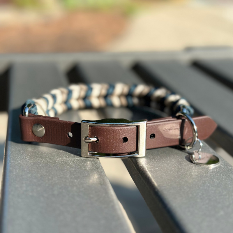 Collar para perro trenzado a mano con dije en espiral en azul marino, tostado y crema