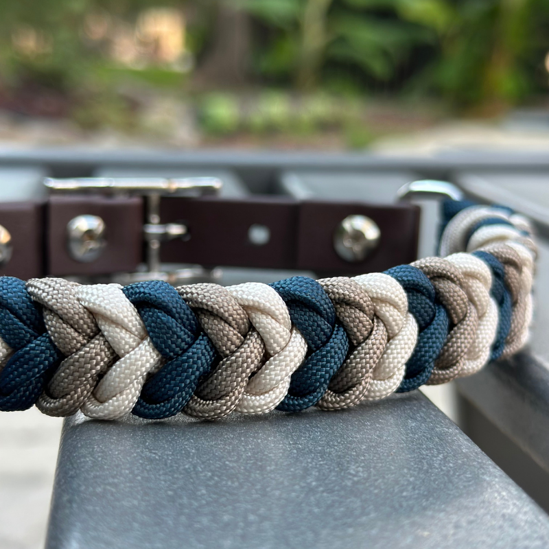 Collar para perro trenzado a mano con dije en espiral en azul marino, tostado y crema