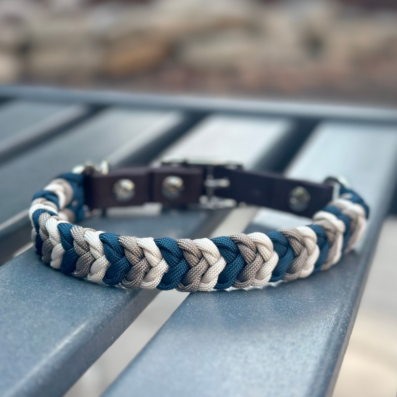 Collar para perro trenzado a mano con dije en espiral en azul marino, tostado y crema
