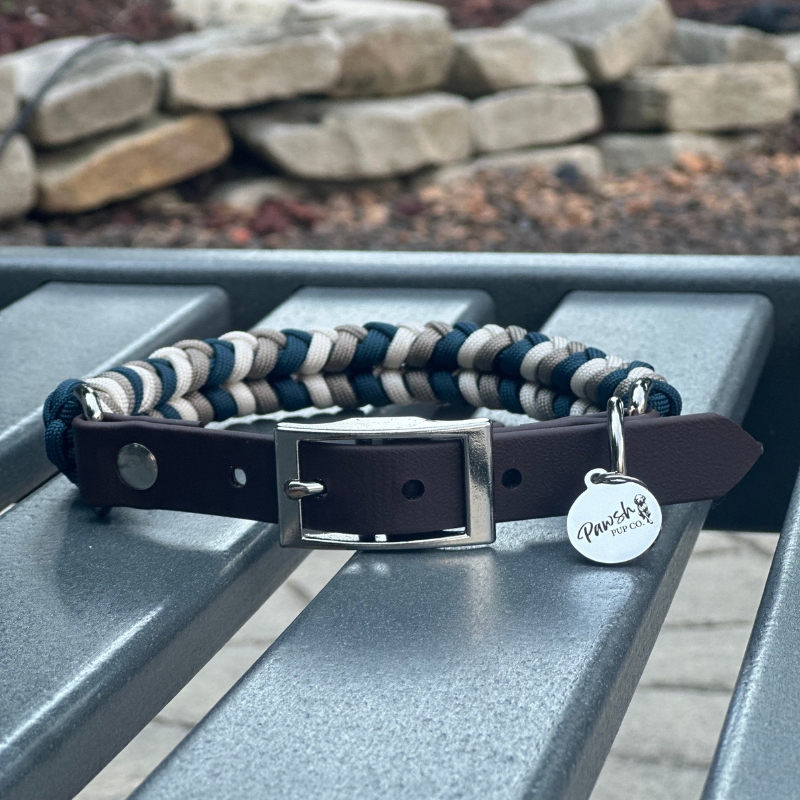 Collar para perro trenzado a mano con dije en espiral en azul marino, tostado y crema