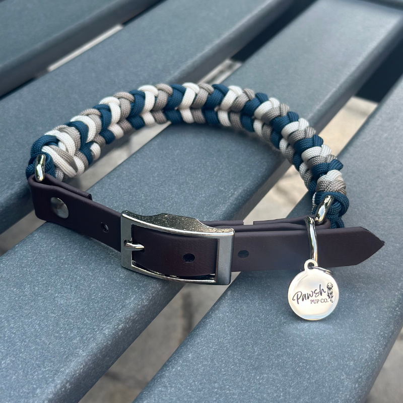 Collar para perro trenzado a mano con dije en espiral en azul marino, tostado y crema