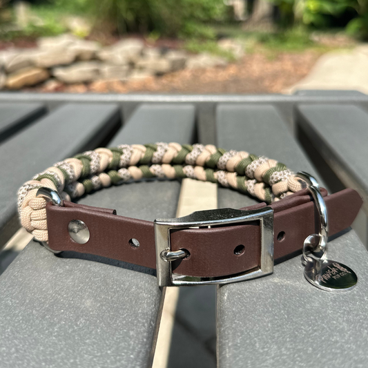 Collier pour chien tressé à la main avec breloque enroulée, coloris olive, beige clair et marron coyote avec losanges