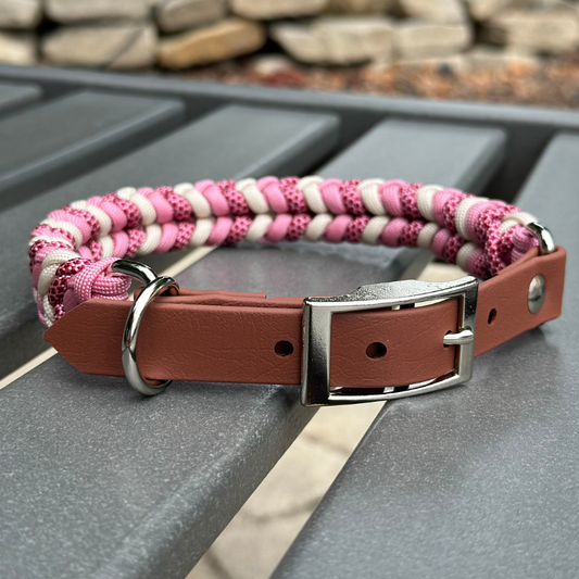 Collier pour chien tressé à la main avec breloque enroulée, rose, diamants rouges et crème