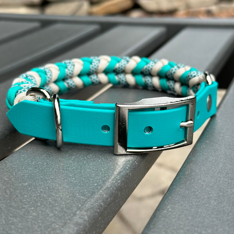Collier pour chien tressé à la main avec breloque enroulée, coloris sarcelle, crème et diamants sarcelle