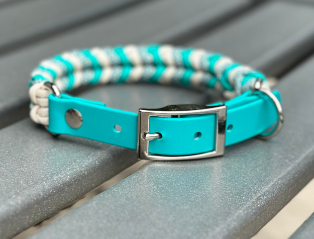 Collier pour chien tressé à la main avec breloque enroulée, coloris sarcelle, crème et diamants sarcelle