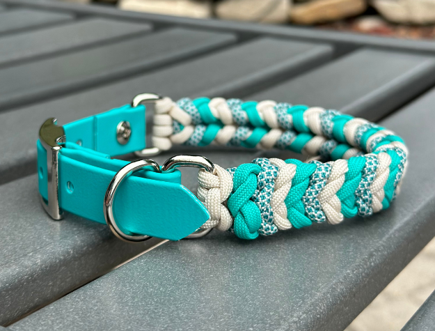 Collier pour chien tressé à la main avec breloque enroulée, coloris sarcelle, crème et diamants sarcelle