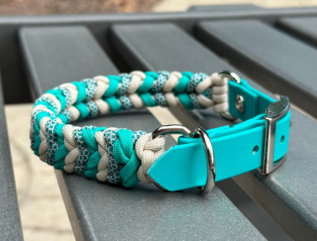 Collier pour chien tressé à la main avec breloque enroulée, coloris sarcelle, crème et diamants sarcelle