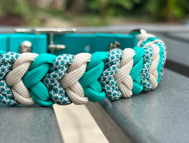 Collier pour chien tressé à la main avec breloque enroulée, coloris sarcelle, crème et diamants sarcelle