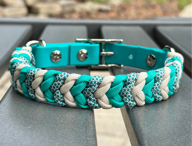 Collier pour chien tressé à la main avec breloque enroulée, coloris sarcelle, crème et diamants sarcelle