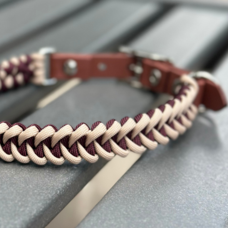 Collar para perro trenzado a mano con cola de pez en burdeos y crema